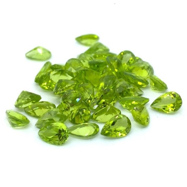 Peridot 6x4 MM Pear Faceted Cut 50 Pieces: Natural Peridot 6x4 MM Pear Faceted Cut 50 Pieces Gemstone : Peridot Shape : Pear Size : 6x4 MM Color : Green Type : Faceted Cut Quantity : 50 Pieces Weight : 22.5 Cara