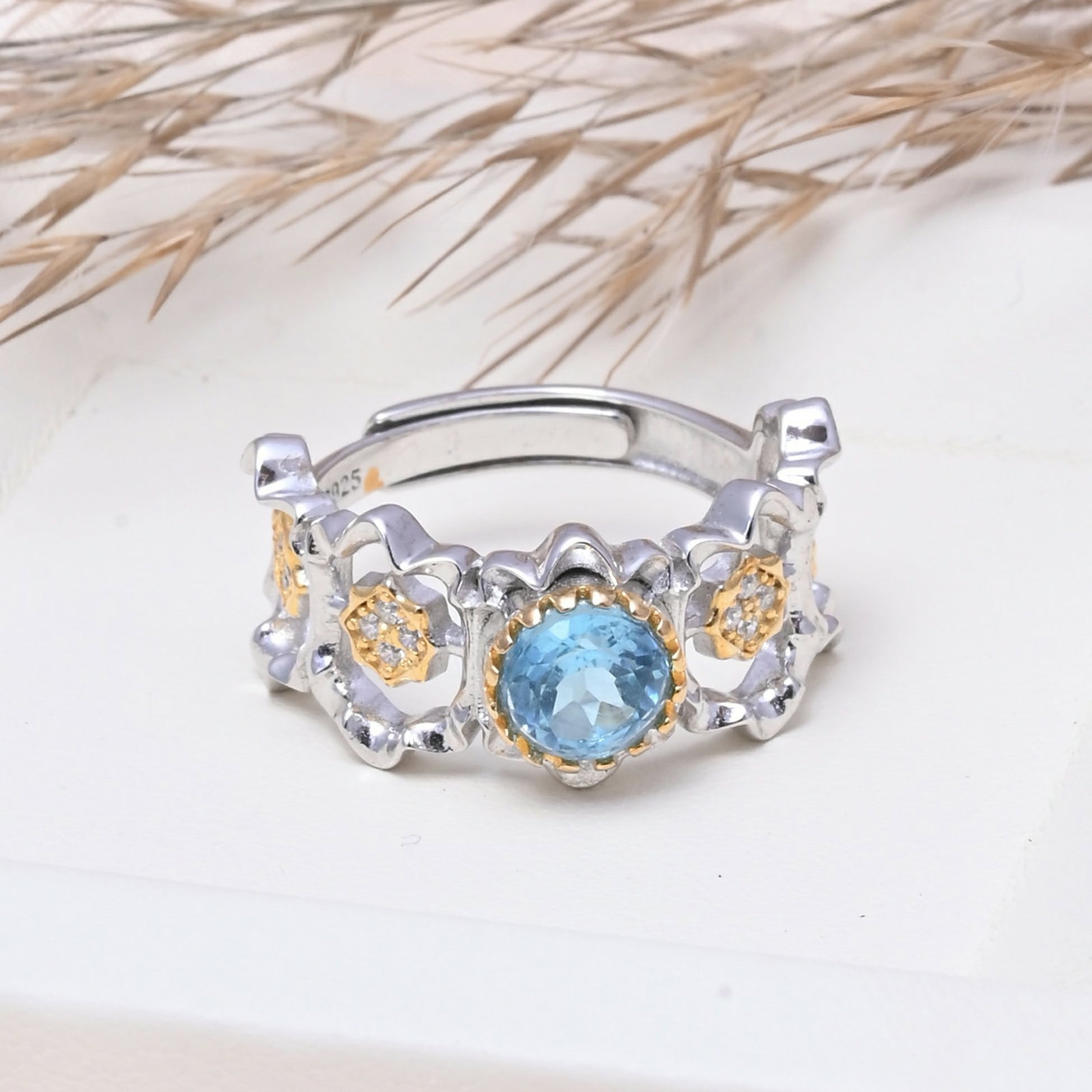 Natural Swiss Blue Topaz Gemstone 92.5 Sterling Silver Adjustable Ring: Natural Swiss Blue Topaz Gemstone 92.5 Sterling Silver Adjustable Ring Jewelry Type : Ring Gemstone : Swiss Blue Topaz Gemstone Shape : Round Gemstone Size : 6 MM Metal : Sterling Silver Met