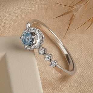 Natural Swiss Blue Topaz Gemstone 92.5 Sterling Silver Adjustable Ring: Natural Swiss Blue Topaz Gemstone 92.5 Sterling Silver Adjustable Ring Jewelry Type : Ring Gemstone : Swiss Blue Topaz Gemstone Shape : Round Gemstone Size : 4 MM Metal : Sterling Silver Met