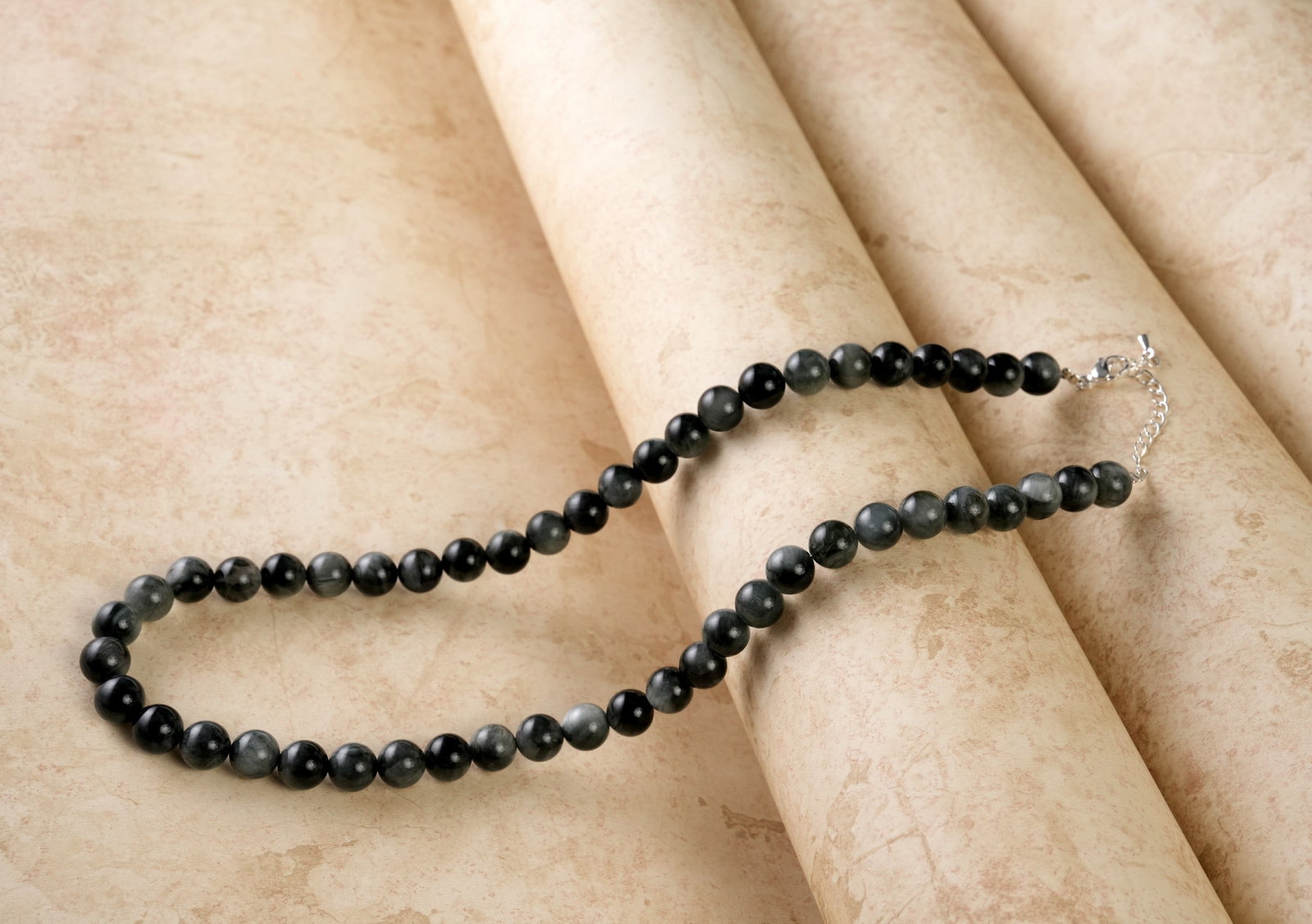 Natural Hawk's Eye 8 MM Round Smooth Beads Necklace: Natural Hawk's Eye 8 MM Round Smooth Beads Necklace Gemstone : Hawk's Eye Shape : Round Beads Beads Size : 8 MM Beads Type : Smooth Necklace Length : 17.5 Inches + 2.5 Inches Adjustable Chain