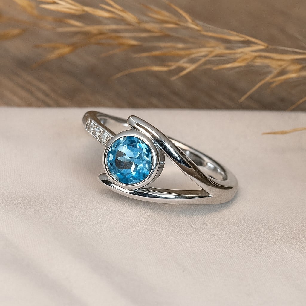 Natural Swiss Blue Topaz Gemstone 92.5 Sterling Silver Adjustable Ring: Natural Swiss Blue Topaz Gemstone 92.5 Sterling Silver Adjustable Ring Jewelry Type : Ring Gemstone : Swiss Blue Topaz Gemstone Shape : Round Gemstone Size : 5 MM Metal : Sterling Silver Met