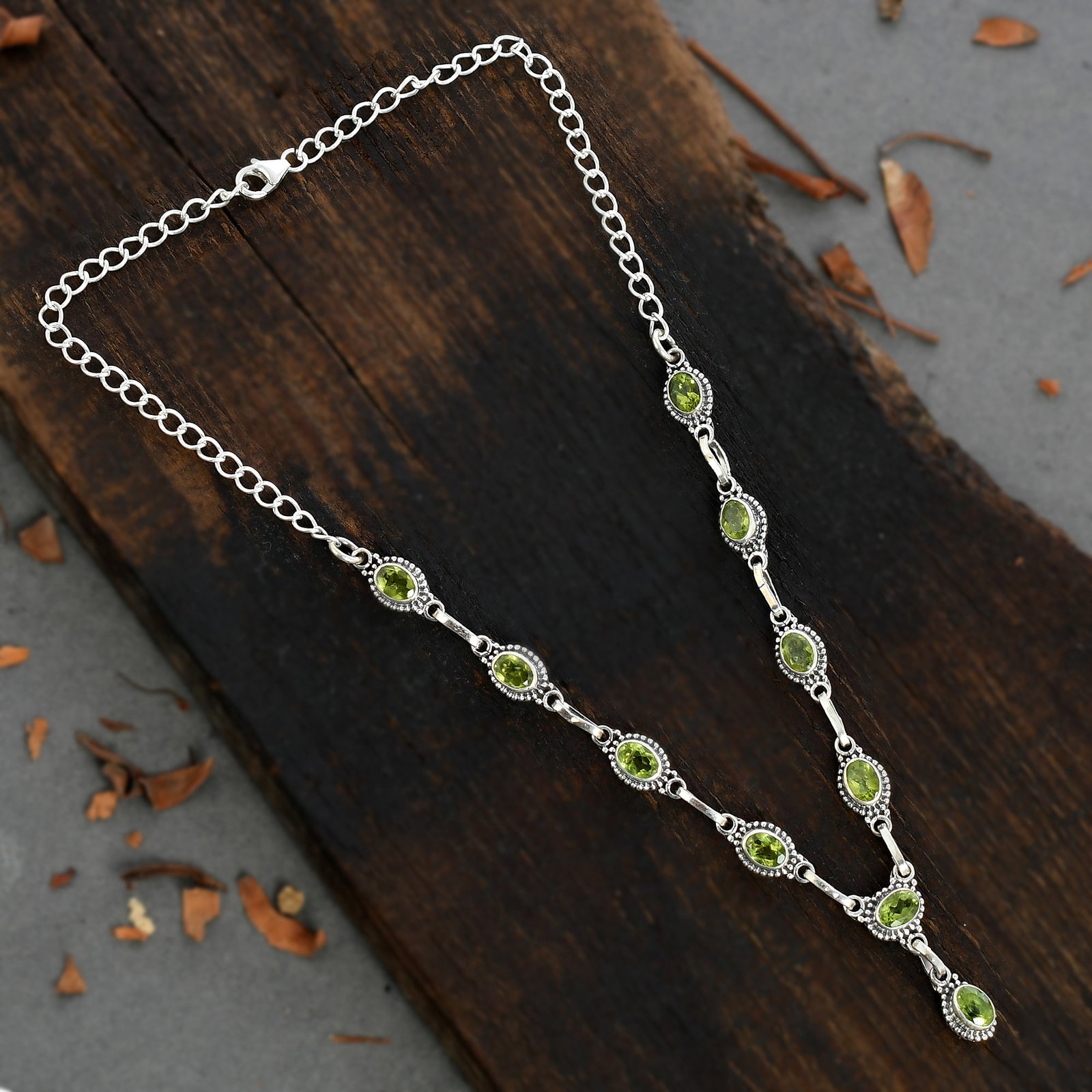 PERIDOT GEMSTONE 92.5 STERLING SILVER NECKLACE: PERIDOT GEMSTONE 92.5 STERLING SILVER NECKLACE Product Type : NECKLACE Main Stone : PERIDOT Main Stone Shape : OVAL Main Stone Size : 7X5 MM Main Stone Color : GREEN Metal : STERLING SILVER Metal Puri