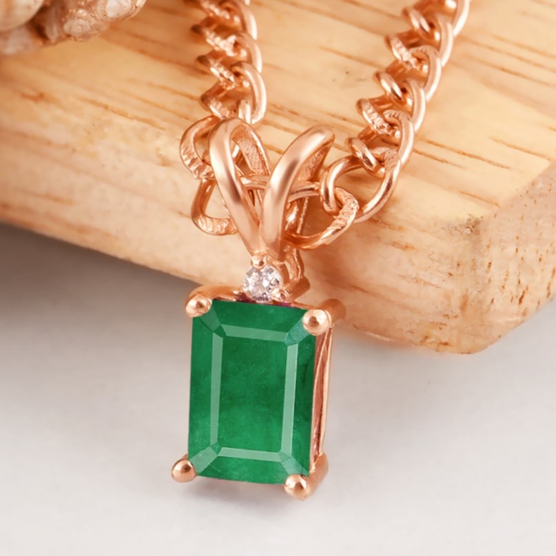 Natural Emerald & Diamond 14 KT Rose Gold Pendant: Natural Emerald & Diamond 14 KT Rose Gold Pendant Jewelry Type : Pendant Main Stone : Emerald & Diamond Main Stone Shape & Size : Octagon 7x5 MM Main Stone Color : Green Diamond Shape & Size : Roun
