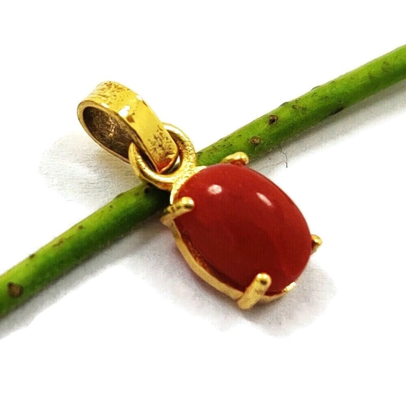 NATURAL RED CORAL GEMSTONE 14KT YELLOW GOLD HANDMADE PENDANT JEWELRY: NATURAL RED CORAL GEMSTONE 14KT YELLOW GOLD HANDMADE PENDANT JEWELRY GEMSTONE : RED CORAL STONE SHAPE : OVAL STONE SIZE : 7X5 MM STONE WEIGHT : 0.95 CTS METAL : YELLOW GOLD METAL PURITY : 14 KT<
