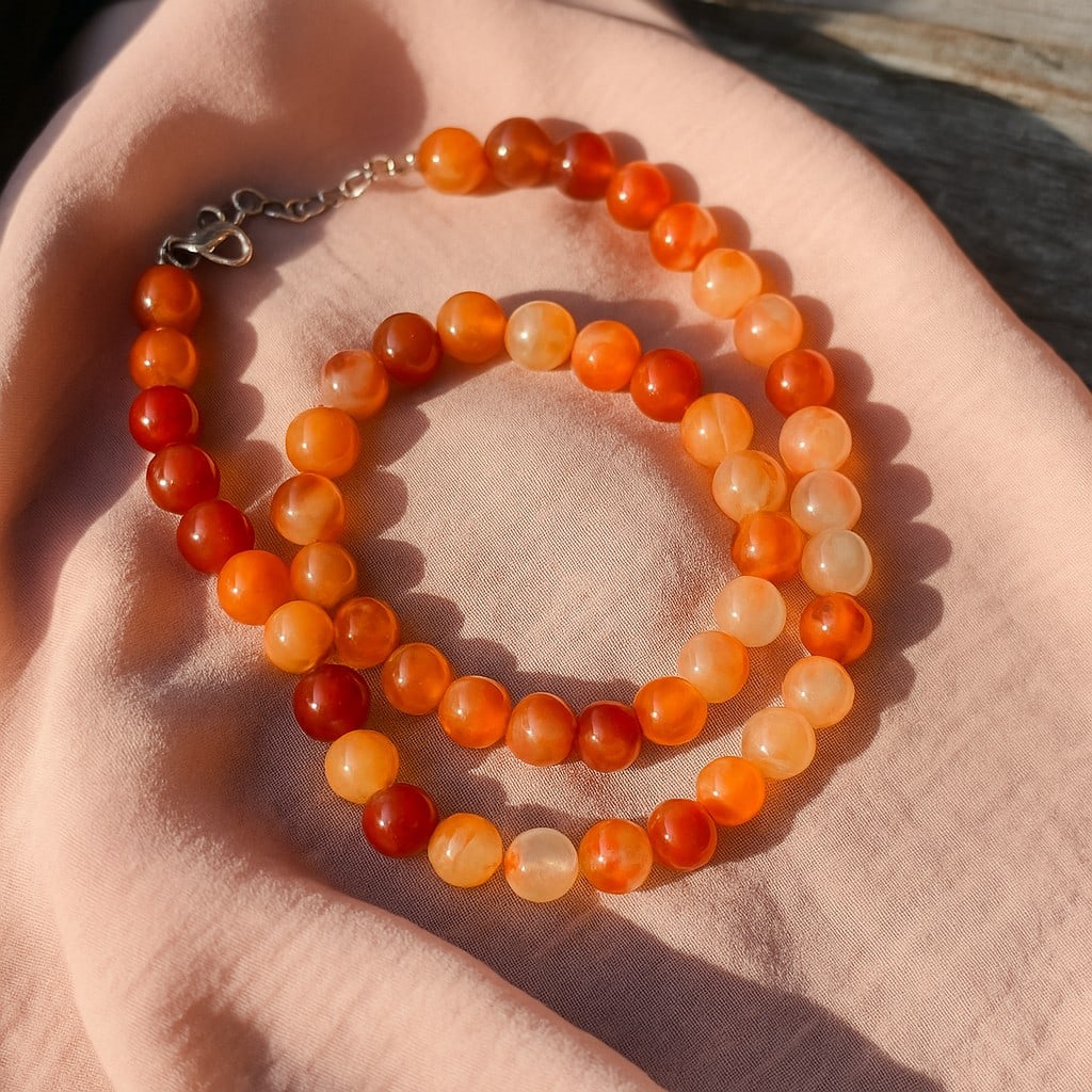 Natural Carnelian 8 MM Round Smooth Beads Necklace: Natural Carnelian 8 MM Round Smooth Beads Necklace Gemstone : Carnelian Shape : Round Beads Beads Size : 8 MM Beads Type : Smooth Necklace Length : 17.5 Inches + 2.5 Inches Adjustable Chain