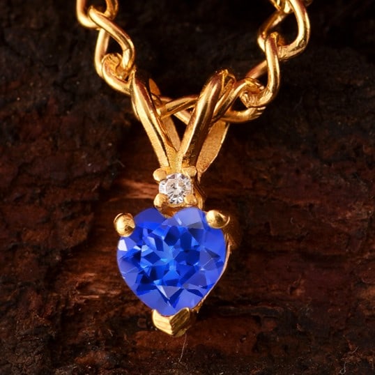 Natural Tanzanite & Diamond 14 KT Yellow Gold Pendant: Natural Tanzanite & Diamond 14 KT Yellow Gold Pendant Jewelry Type : Pendant Main Stone : Tanzanite & Diamond Main Stone Shape & Size : Heart 5x5 MM Main Stone Color : Blue Diamond Shape & Size : R