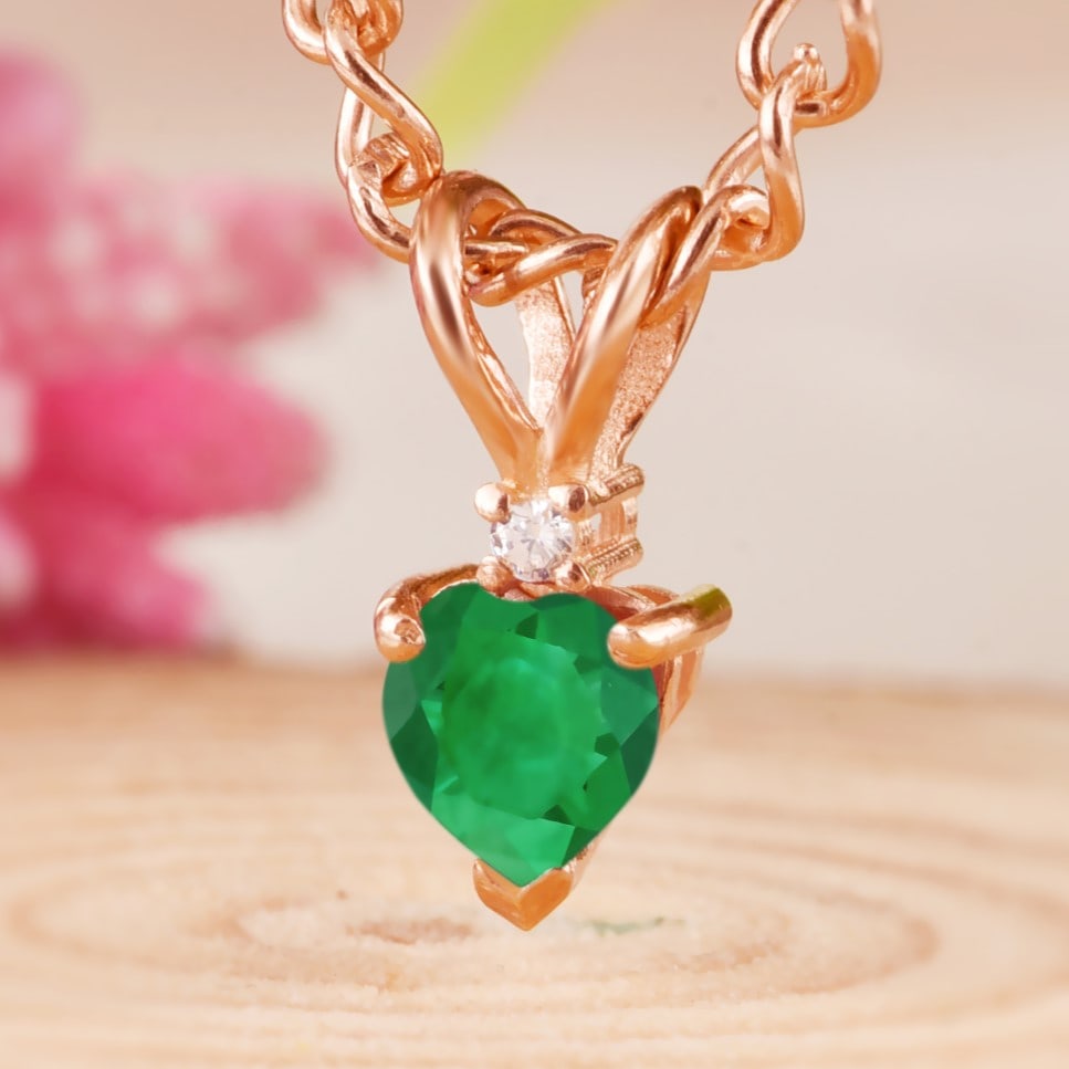 Natural Emerald & Diamond 14 KT Rose Gold Pendant: Natural Emerald & Diamond 14 KT Rose Gold Pendant Jewelry Type : Pendant Main Stone : Emerald & Diamond Main Stone Shape & Size : Heart 5x5 MM Main Stone Color : Green Diamond Shape & Size : Round