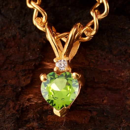 Natural Peridot & Diamond 14 KT Yellow Gold Pendant: Natural Peridot & Diamond 14 KT Yellow Gold Pendant Jewelry Type : Pendant Main Stone : Peridot & Diamond Main Stone Shape & Size : Heart 5x5 MM Main Stone Color : Green Diamond Shape & Size : Roun