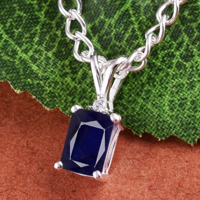 Natural Blue Sapphire & Diamond 14 KT White Gold Pendant: Natural Blue Sapphire & Diamond 14 KT White Gold Pendant Jewelry Type : Pendant Main Stone : Blue Sapphire & Diamond Main Stone Shape & Size : Octagon 7x5 MM Main Stone Color : Blue Diamond Shape &