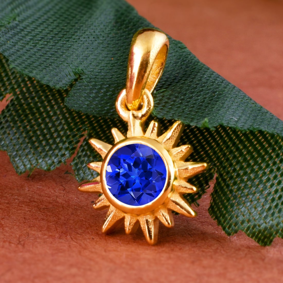 Natural Tanzanite 14 KT Yellow Gold Pendant: Natural Tanzanite 14 KT Yellow Gold Pendant Jewelry Type : Pendant Main Stone : Tanzanite Main Stone Shape & Size : Round 5 MM Main Stone Color : Blue