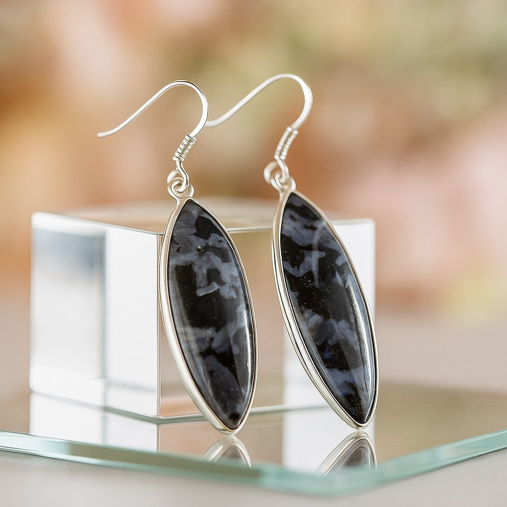 GABBRO 92.5 STERLING SILVER EARRING: GABBRO 92.5 STERLING SILVER EARRING Product Type : EARRING Main Stone : GABBRO Main Stone Shape : MARQUISE Main Stone Size : 36X12 MM Main Stone Color : BLACK Metal : STERLING SILVER Metal Purity : 92