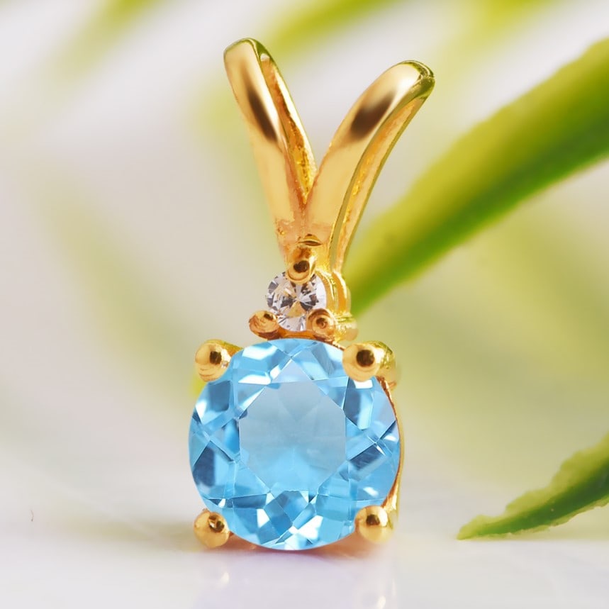 Natural Blue Topaz & Diamond 14 KT Rose Gold Pendant: Natural Blue Topaz & Diamond 14 KT Rose Gold Pendant Jewelry Type : Pendant Main Stone : Blue Topaz & Diamond Main Stone Shape & Size : Round 5 MM Main Stone Color : Blue Diamond Shape & Size : Rou