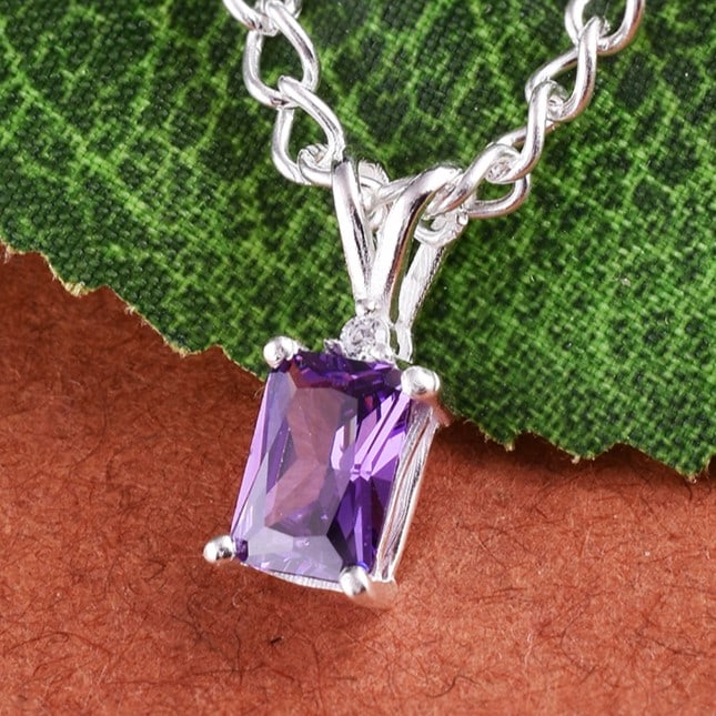 Natural Amethyst & Diamond 14 KT White Gold Pendant: Natural Amethyst & Diamond 14 KT White Gold Pendant Jewelry Type : Pendant Main Stone : Amethyst & Diamond Main Stone Shape & Size : Octagon 7x5 MM Main Stone Color : Purple Diamond Shape & Size :