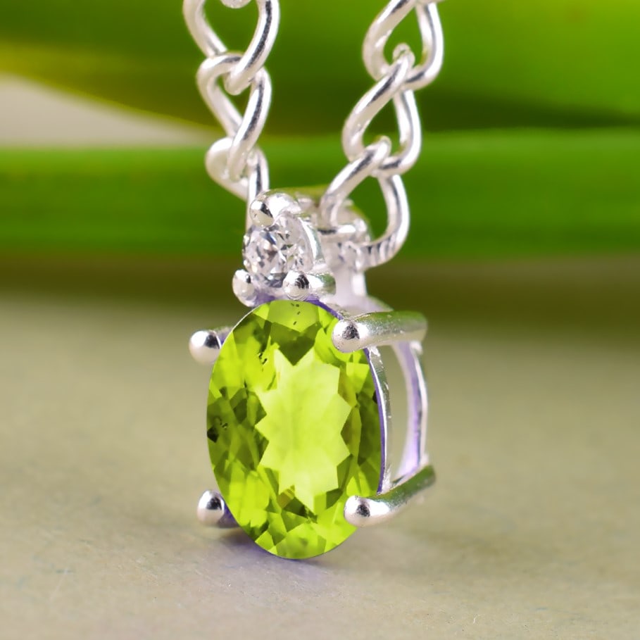 Natural Peridot & Diamond 14 KT Yellow Gold Pendant: Natural Peridot & Diamond 14 KT Yellow Gold Pendant Jewelry Type : Pendant Main Stone : Peridot & Diamond Main Stone Shape & Size : Oval 7x5 MM Main Stone Color : Green Diamond Shape & Size : Round