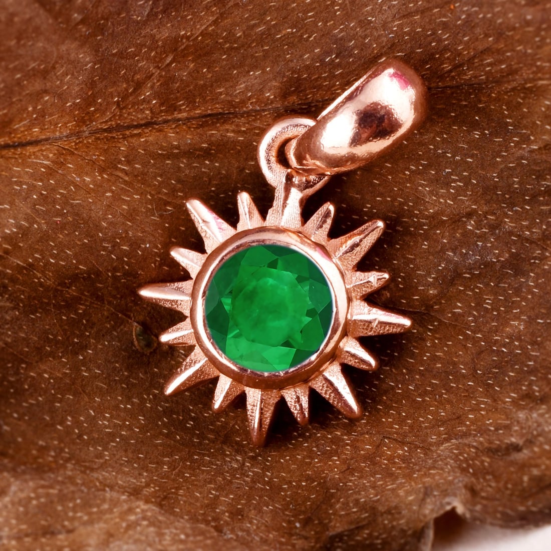 Natural Emerald 14 KT Rose Gold Pendant: Natural Emerald 14 KT Rose Gold Pendant Jewelry Type : Pendant Main Stone : Emerald Main Stone Shape & Size : Round 5 MM Main Stone Color : Green