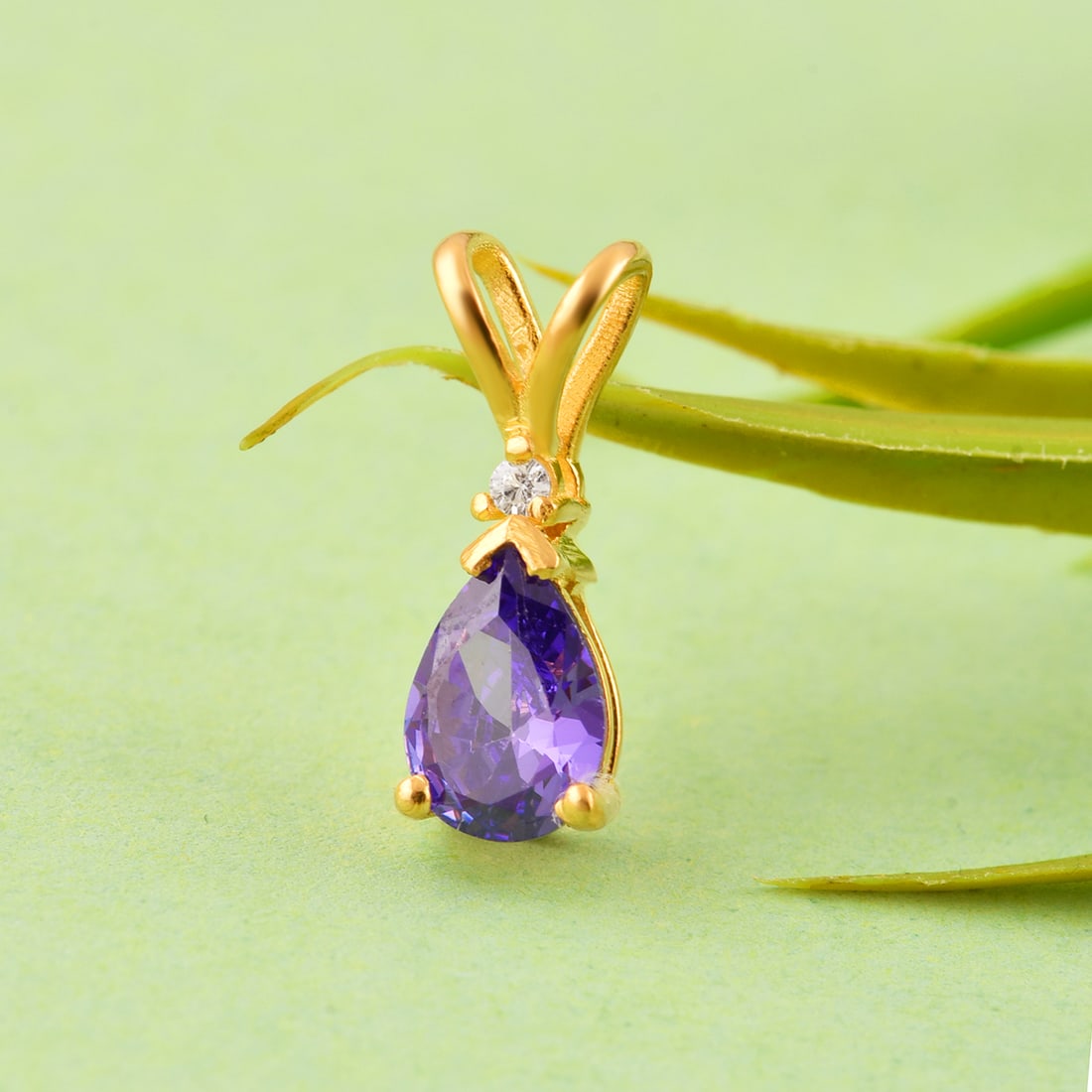 Natural Amethyst & Diamond 14 KT White Gold Pendant: Natural Amethyst & Diamond 14 KT White Gold Pendant Jewelry Type : Pendant Main Stone : Amethyst & Diamond Main Stone Shape & Size : Pear 7x5 MM Main Stone Color : Purple Diamond Shape & Size : Rou