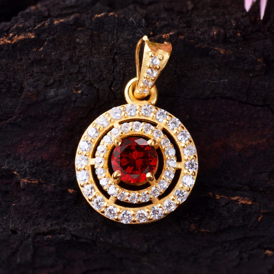 Natural Garnet & Diamond 14 KT Yellow Gold Pendant: Natural Garnet & Diamond 14 KT Yellow Gold Pendant Jewelry Type : Pendant Main Stone : Garnet & Diamond Main Stone Shape & Size : Round 5 MM Main Stone Color : Red Diamond Shape & Size : Round 1 &