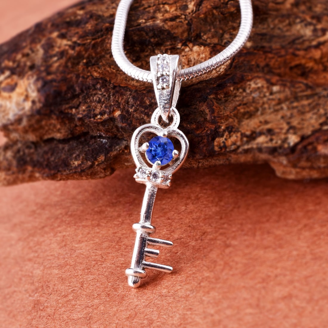 Natural Tanzanite & Diamond 14 KT White Gold Pendant: Natural Tanzanite & Diamond 14 KT White Gold Pendant Jewelry Type : Pendant Main Stone : Tanzanite & Diamond Main Stone Shape & Size : Round 3 MM Main Stone Color : Blue Diamond Shape & Size : Roun