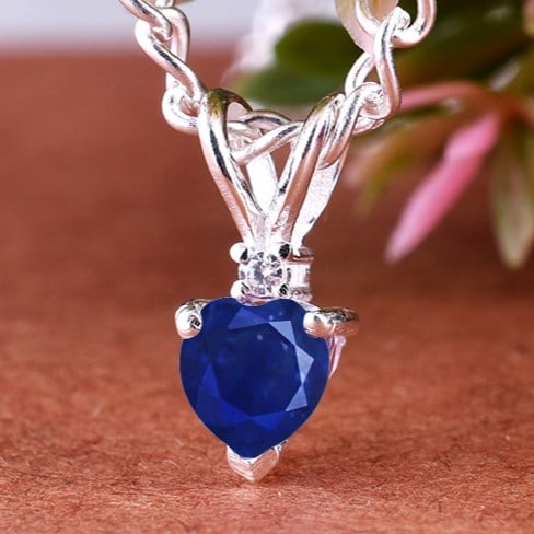 Natural Blue Sapphire & Diamond 14 KT White Gold Pendant: Natural Blue Sapphire & Diamond 14 KT White Gold Pendant Jewelry Type : Pendant Main Stone : Blue Sapphire & Diamond Main Stone Shape & Size : Heart 5x5 MM Main Stone Color : Blue Diamond Shape & Size