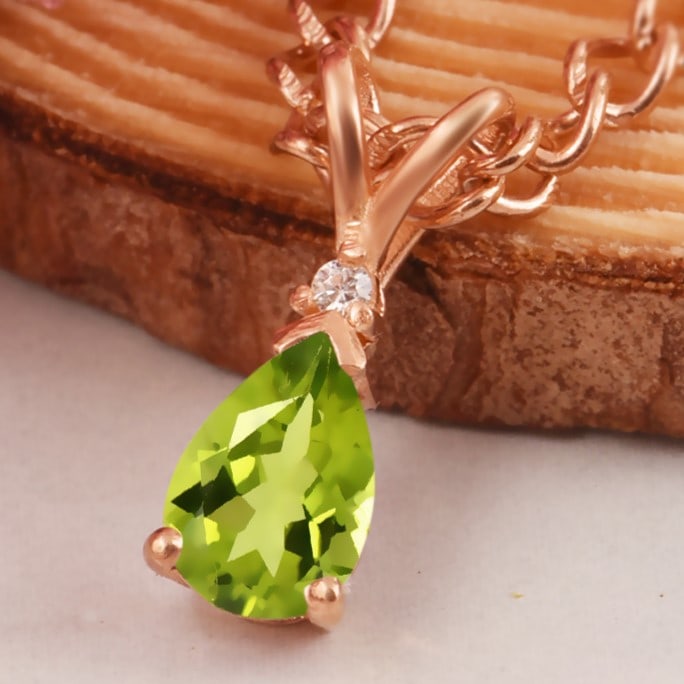 Natural Peridot & Diamond 14 KT Yellow Gold Pendant: Natural Peridot & Diamond 14 KT Yellow Gold Pendant Jewelry Type : Pendant Main Stone : Peridot & Diamond Main Stone Shape & Size : Pear 7x5 MM Main Stone Color : Green Diamond Shape & Size : Round