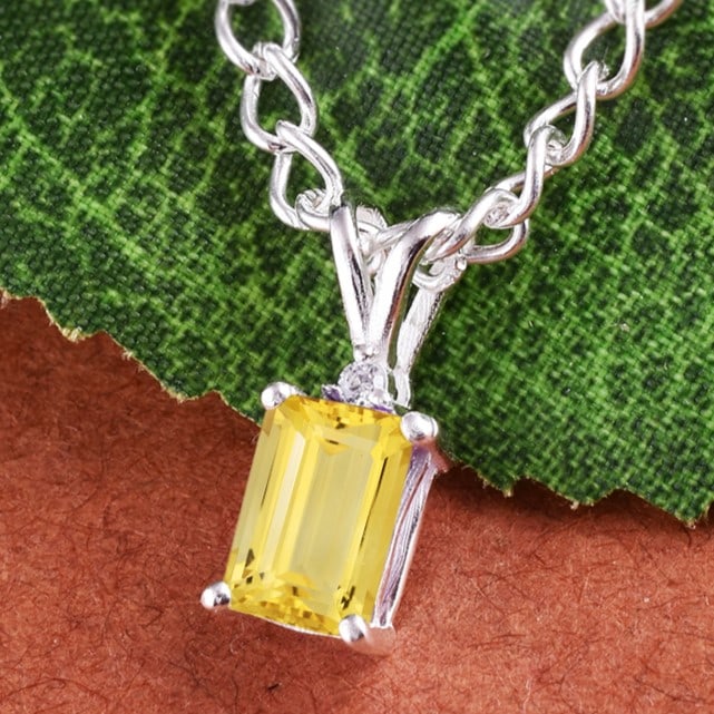 Natural Citrine & Diamond 14 KT White Gold Pendant: Natural Citrine & Diamond 14 KT White Gold Pendant Jewelry Type : Pendant Main Stone : Citrine & Diamond Main Stone Shape & Size : Octagon 7x5 MM Main Stone Color : Yellow Diamond Shape & Size : Ro