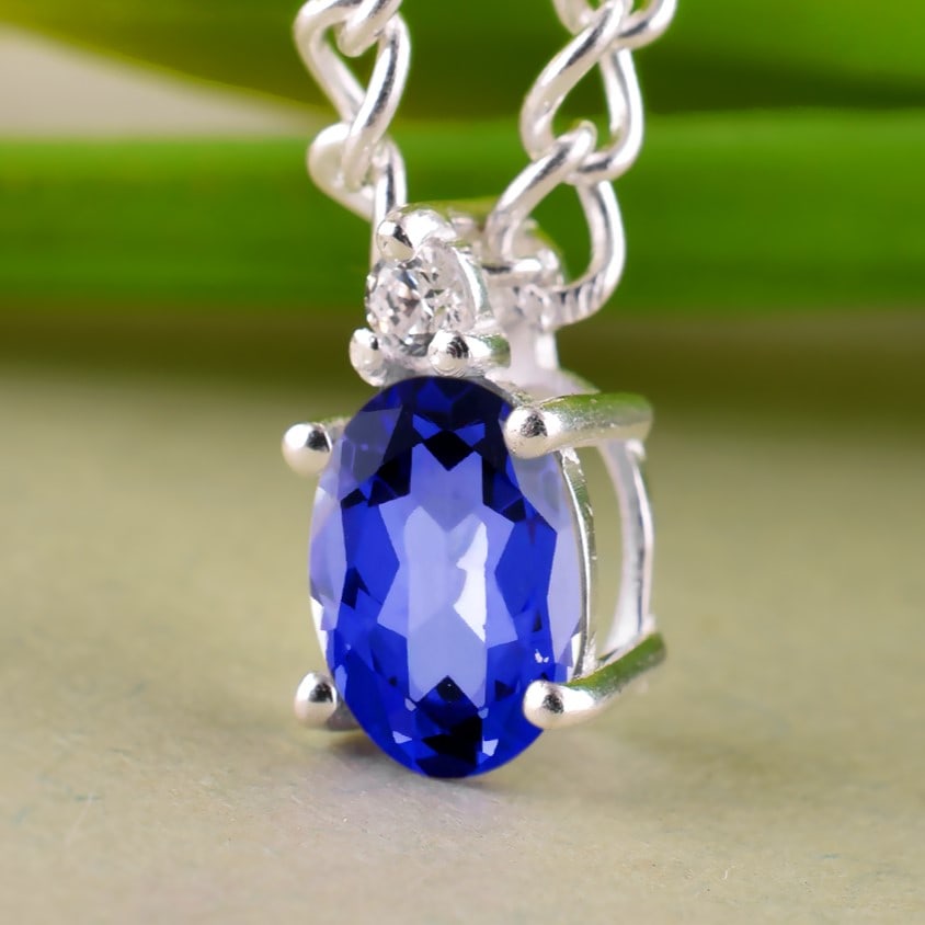 Natural Tanzanite & Diamond 14 KT Yellow Gold Pendant: Natural Tanzanite & Diamond 14 KT Yellow Gold Pendant Jewelry Type : Pendant Main Stone : Tanzanite & Diamond Main Stone Shape & Size : Oval 7x5 MM Main Stone Color : Blue Diamond Shape & Size : Ro