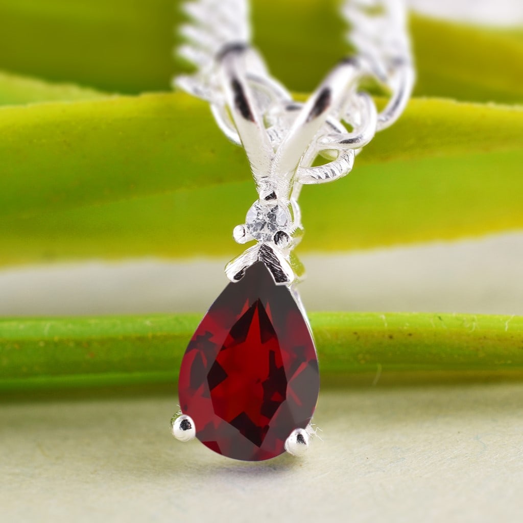 Natural Garnet & Diamond 14 KT Rose Gold Pendant: Natural Garnet & Diamond 14 KT Rose Gold Pendant Jewelry Type : Pendant Main Stone : Garnet & Diamond Main Stone Shape & Size : Pear 7x5 MM Main Stone Color : Red Diamond Shape & Size : Round 1.50
