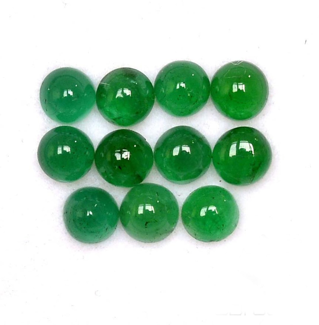 Natural Emerald 4 MM Round Cabochon 25 Pieces: Natural Emerald 4 MM Round Cabochon 25 Pieces Gemstone : Emerald Shape : Round Size : 4 MM Color : Green Type : Cabochon Quantity : 25 Pieces Weight : 7 Carats Co