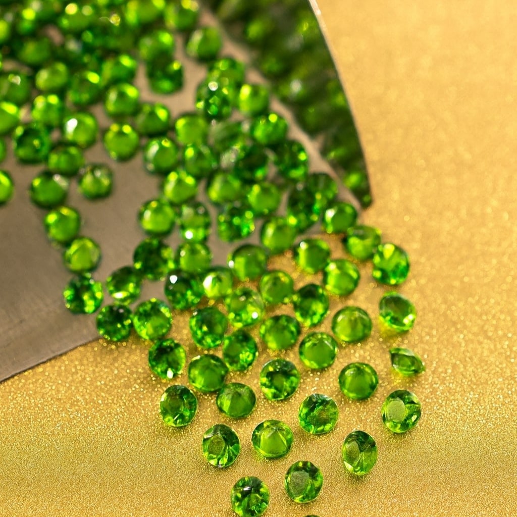 Chrome Diopside 1.5 MM Round Diamond Cut 100 Pieces: Natural Chrome Diopside 1.5 MM Round Diamond Cut 100 Pieces Gemstone : Chrome Diopside Shape : Round Size : 1.5 MM Color : Green Type : Diamond Cut Quantity : 100 Pieces We