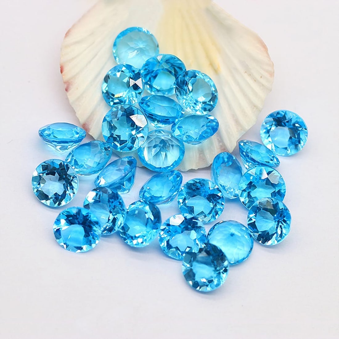 Swiss Blue Topaz 5 MM Round Faceted Cut 25 Pieces: Natural Swiss Blue Topaz 5 MM Round Faceted Cut 25 Pieces Gemstone : Swiss Blue Topaz Shape : Round Size : 5 MM Color : Blue Type : Faceted Cut Quantity : 25 Pieces Weight