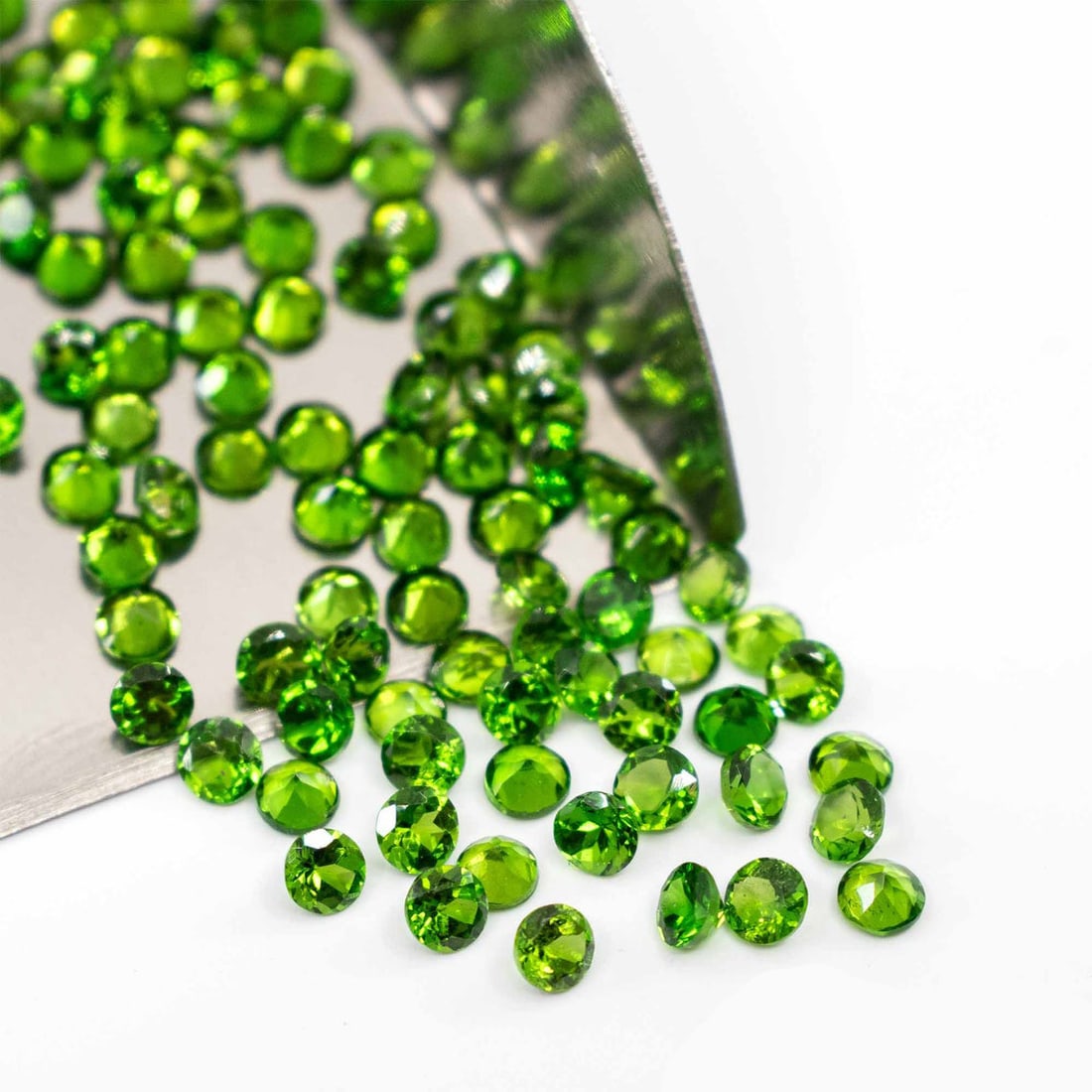Chrome Diopside 1.25 MM Round Diamond Cut 100 Pieces: Natural Chrome Diopside 1.25 MM Round Diamond Cut 100 Pieces Gemstone : Chrome Diopside Shape : Round Size : 1.25 MM Color : Green Type : Diamond Cut Quantity : 100 Pieces