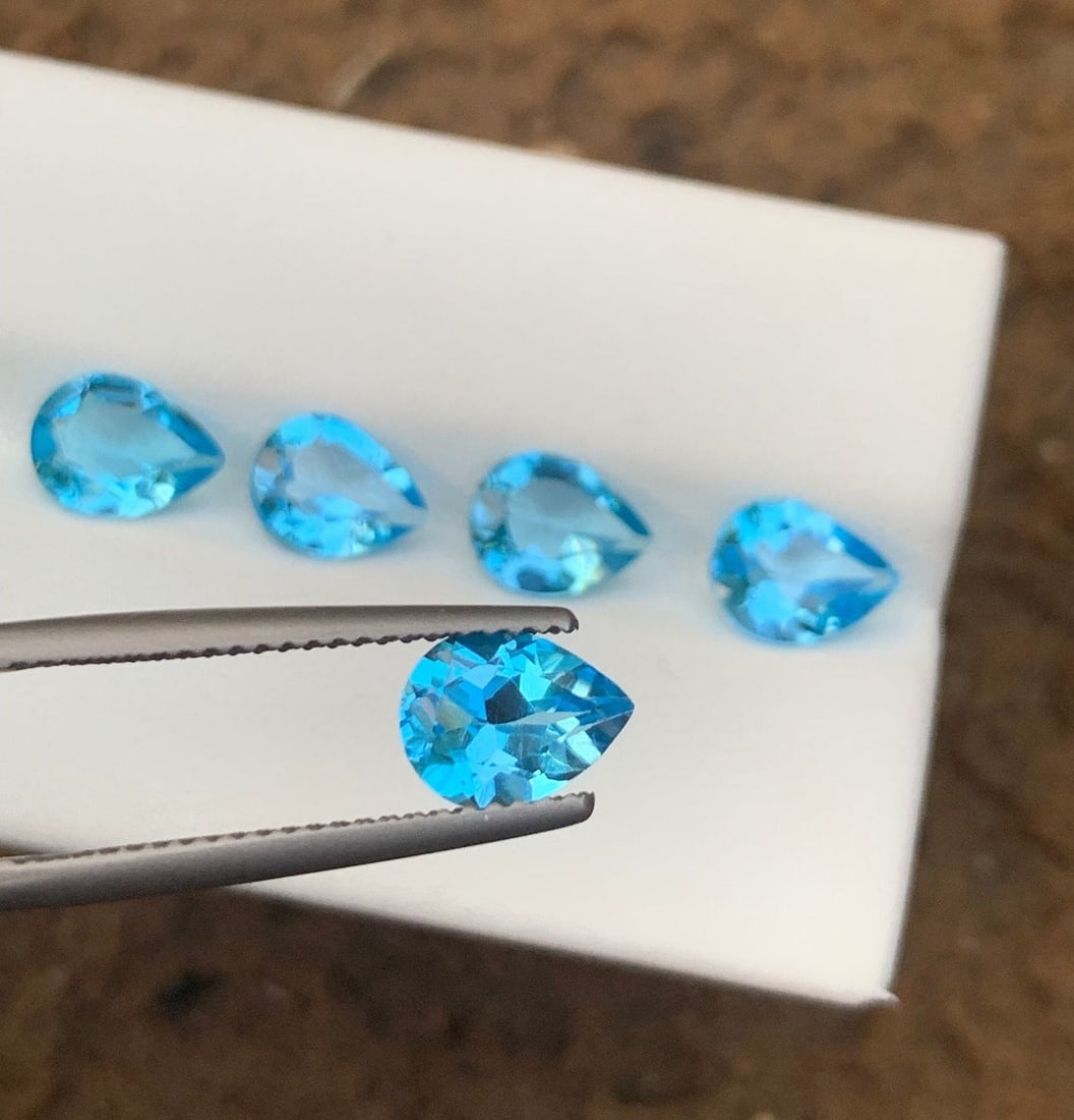 Swiss Blue Topaz 7x5 MM Pear Faceted Cut 15 Pieces: Natural Swiss Blue Topaz 7x5 MM Pear Faceted Cut 15 Pieces Gemstone : Swiss Blue Topaz Shape : Pear Size : 7x5 MM Color : Blue Type : Faceted Cut Quantity : 15 Pieces Weigh