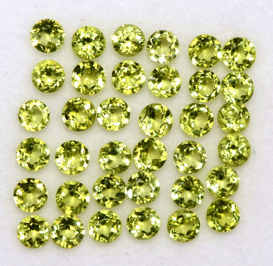Peridot 3 MM Round Faceted Cut 100 Pieces: Natural Peridot 3 MM Round Faceted Cut 100 Pieces Gemstone : Peridot Shape : Round Size : 3 MM Color : Green Type : Faceted Cut Quantity : 100 Pieces Weight : 10 Carats