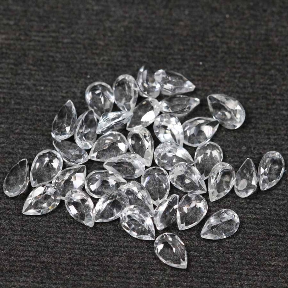 White Topaz 9x6 MM Pear Faceted Cut 25 Pieces: Natural White Topaz 9x6 MM Pear Faceted Cut 25 Pieces Gemstone : White Topaz Shape : Pear Size : 9x6 MM Color : White (Colorless) Type : Faceted Cut Quantity : 25 Pieces We