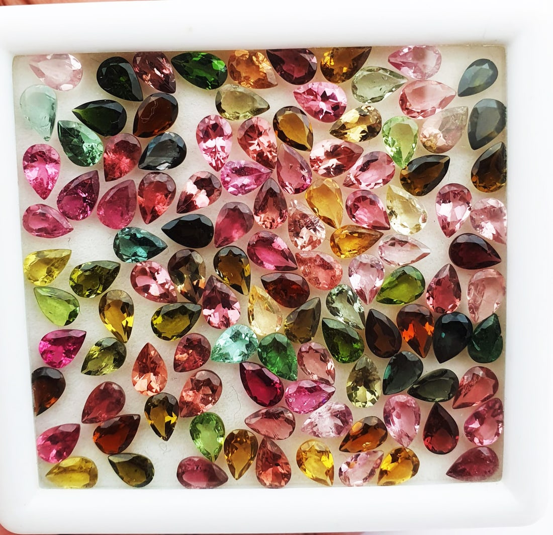 Multi Tourmaline 6x4 MM Pear Faceted Cut 25 Pieces: Natural Multi Tourmaline 6x4 MM Pear Faceted Cut 25 Pieces Gemstone : Multi Tourmaline Shape : Pear Size : 6x4 MM Color : Multi Color Type : Faceted Cut Quantity : 25 Pieces <