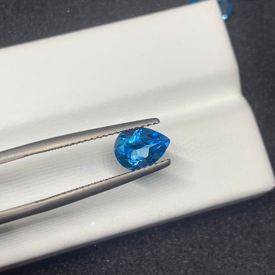 Swiss Blue Topaz 8x6 MM Pear Faceted Cut 10 Pieces: Natural Swiss Blue Topaz 8x6 MM Pear Faceted Cut 10 Pieces Gemstone : Swiss Blue Topaz Shape : Pear Size : 8x6 MM Color : Blue Type : Faceted Cut Quantity : 10 Pieces Weigh