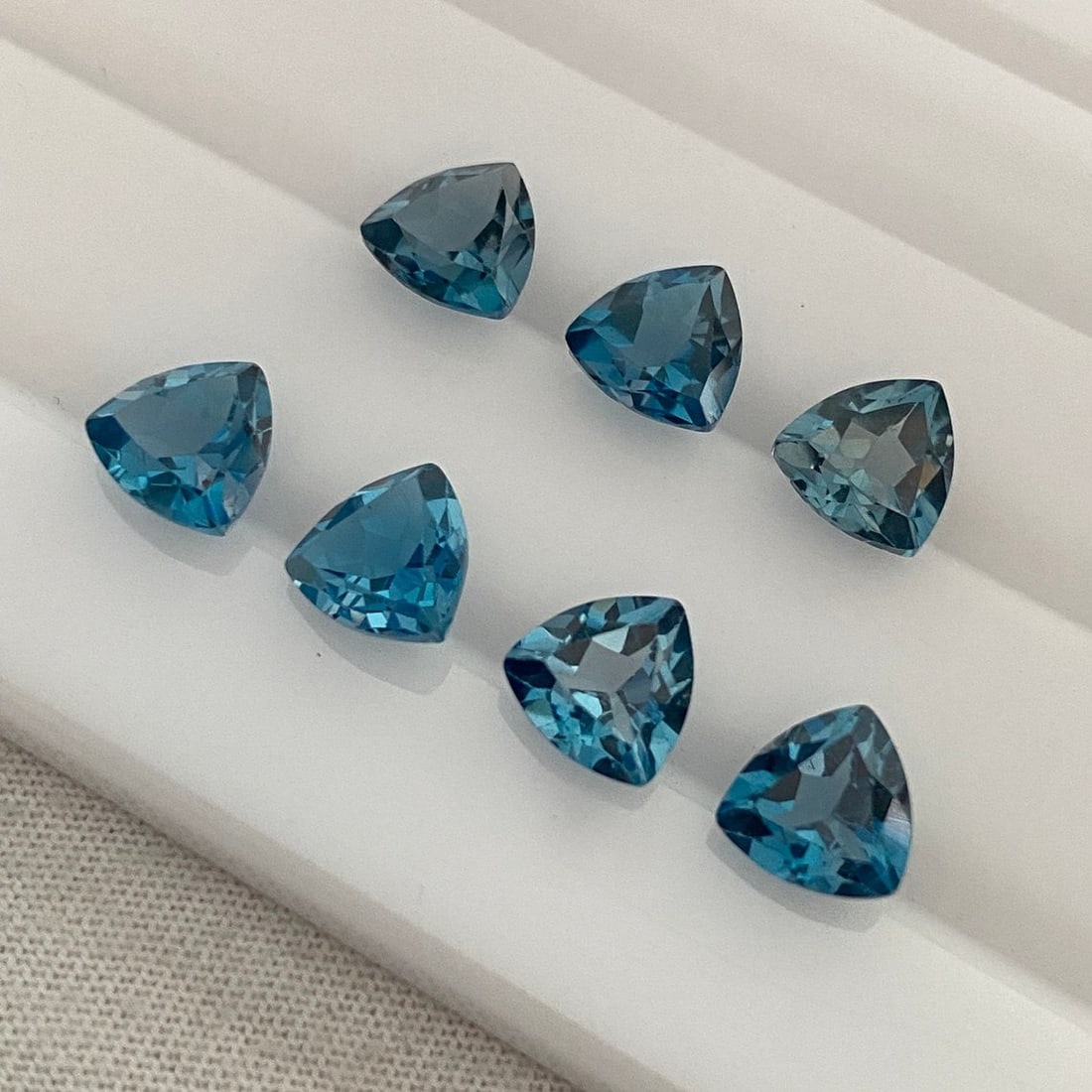 London Blue Topaz 5 MM Trillion Faceted Cut 25 Pieces (1 of 4)