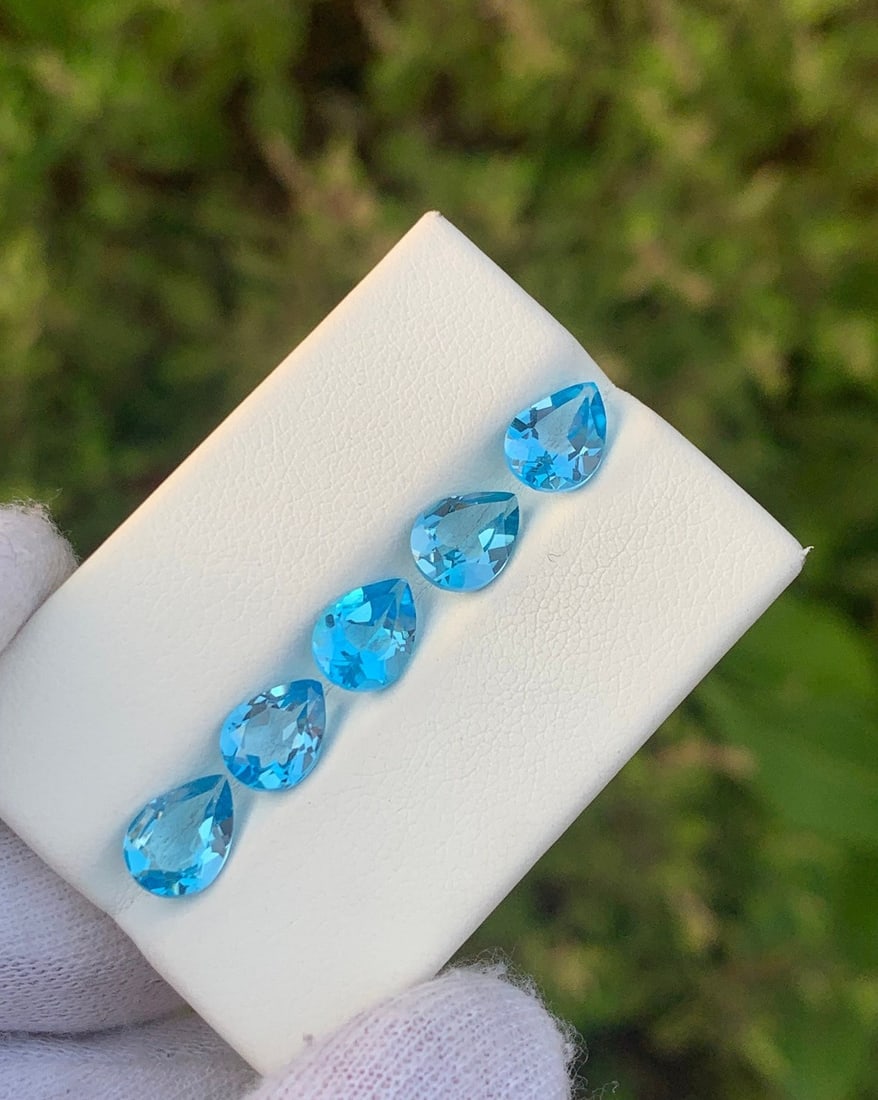 Swiss Blue Topaz 8x5 MM Pear Faceted Cut 15 Pieces: Natural Swiss Blue Topaz 8x5 MM Pear Faceted Cut 15 Pieces Gemstone : Swiss Blue Topaz Shape : Pear Size : 8x5 MM Color : Blue Type : Faceted Cut Quantity : 15 Pieces Weigh