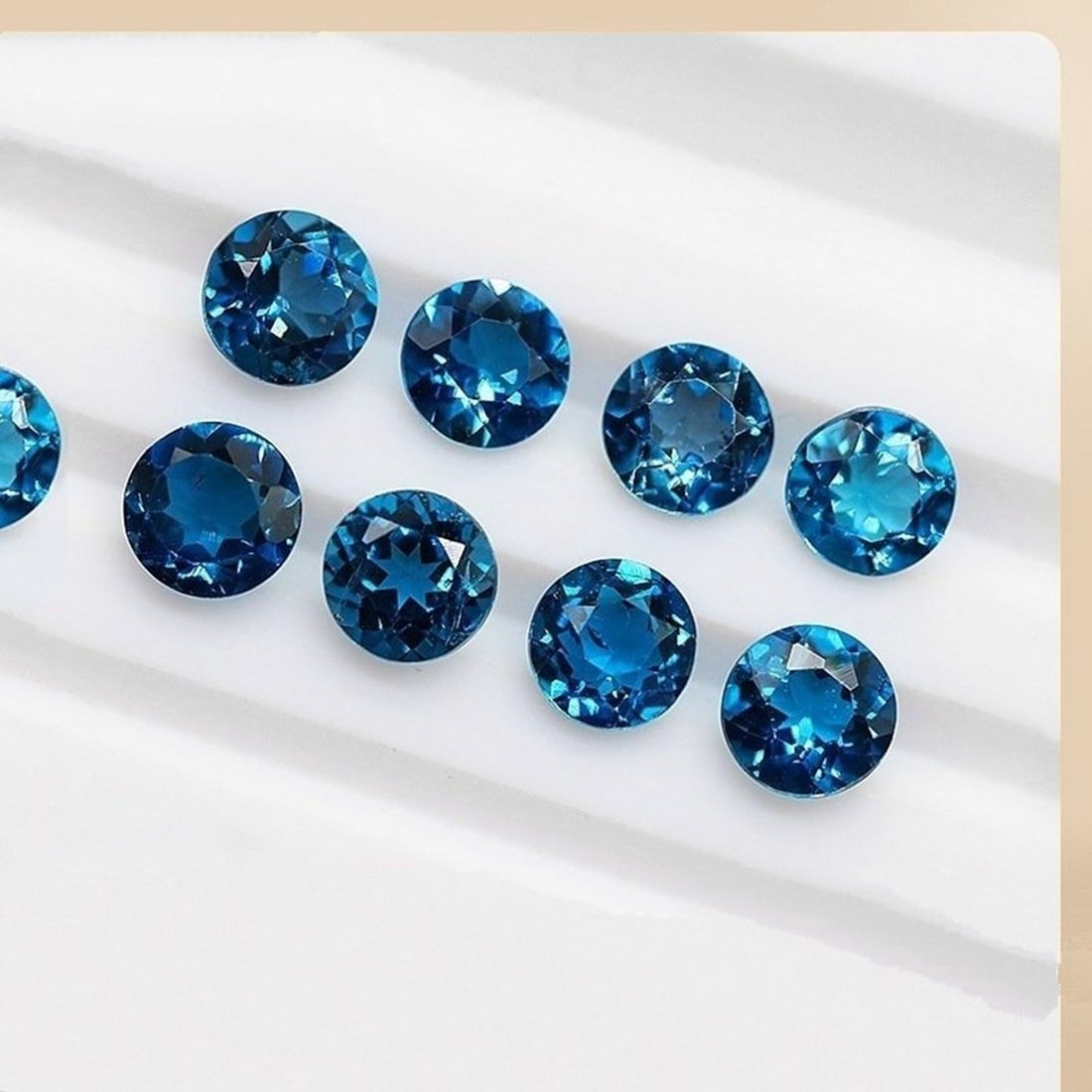 London Blue Topaz 4 MM Round Faceted Cut 25 Pieces (1 of 5)