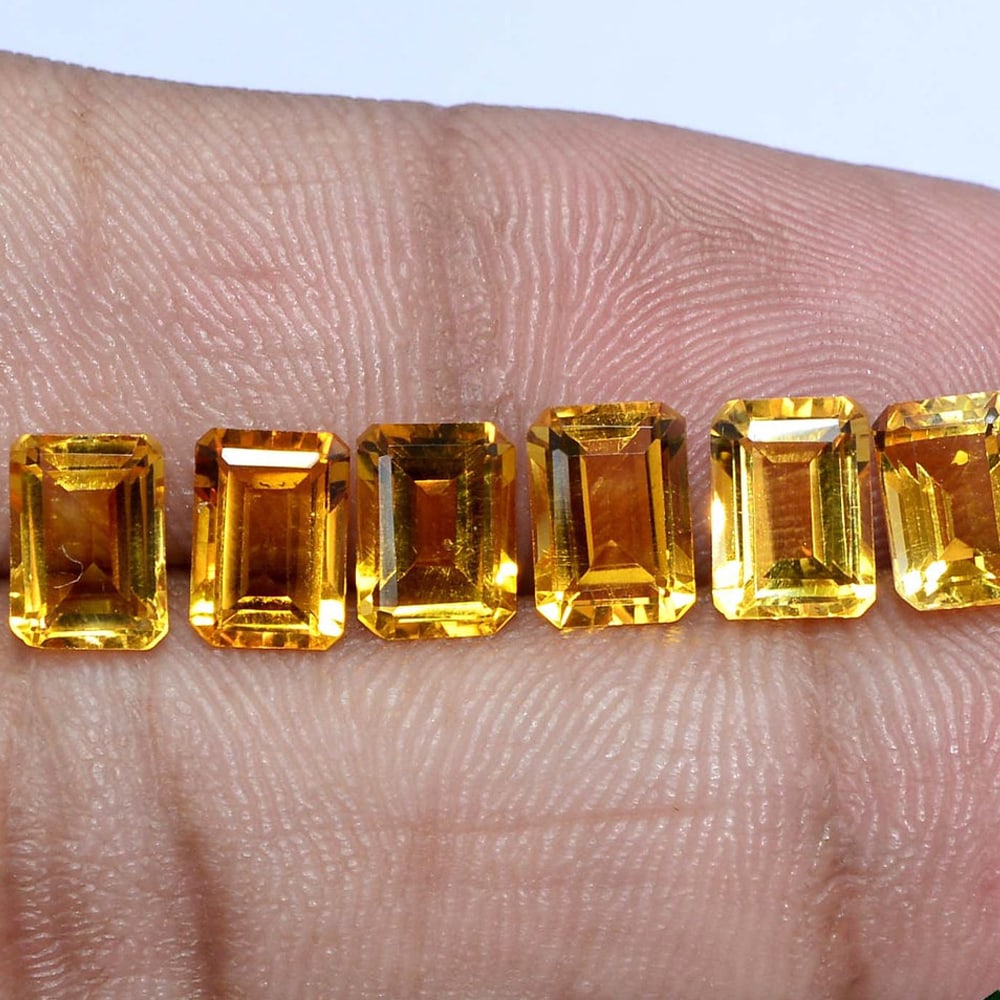 Citrine 6x4 MM Octagon Faceted Cut 20 Pieces: Natural Citrine 6x4 MM Octagon Faceted Cut 20 Pieces Gemstone : Citrine Shape : Octagon Size : 6x4 MM Color : Yellow Type : Faceted Cut Quantity : 20 Pieces Weight : 10