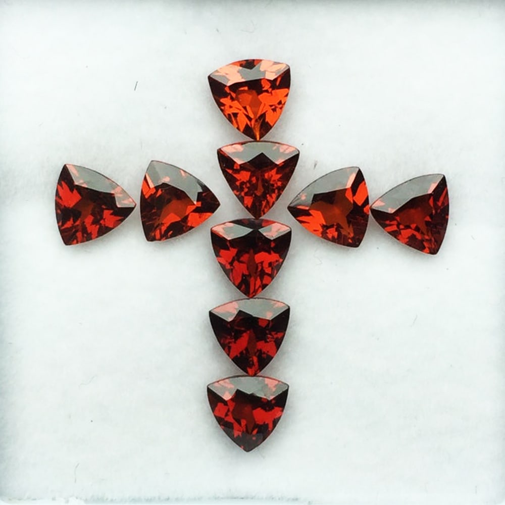 Red Garnet 3 MM Trillion Faceted Cut 100 Pieces: Natural Red Garnet 3 MM Trillion Faceted Cut 100 Pieces Gemstone : Red Garnet Shape : Trillion Size : 3 MM Color : Red Type : Faceted Cut Quantity : 100 Pieces Weight :