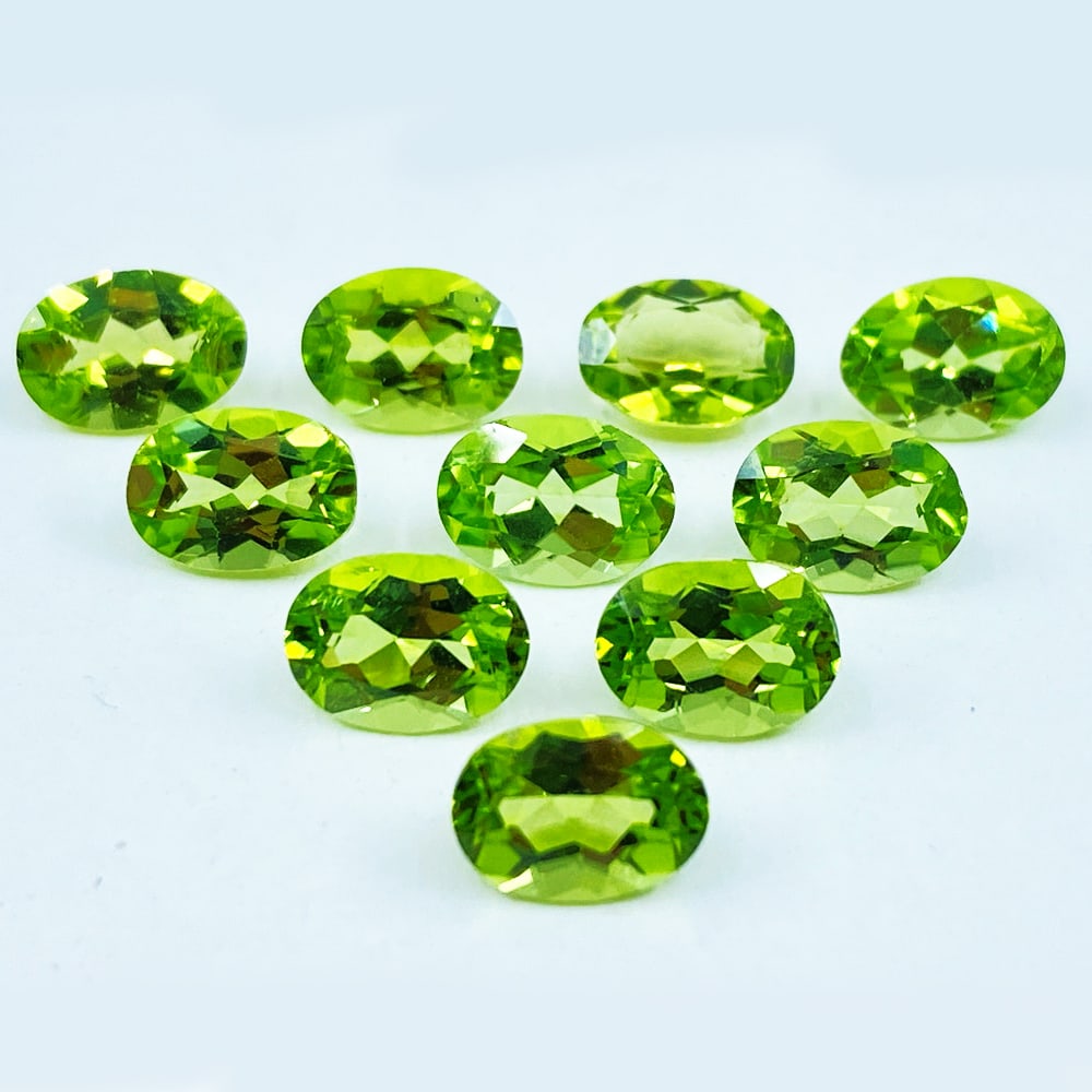Peridot 5x4 MM Oval Faceted Cut 50 Pieces: Natural Peridot 5x4 MM Oval Faceted Cut 50 Pieces Gemstone : Peridot Shape : Oval Size : 5x4 MM Color : Green Type : Faceted Cut Quantity : 50 Pieces Weight : 20 Carats