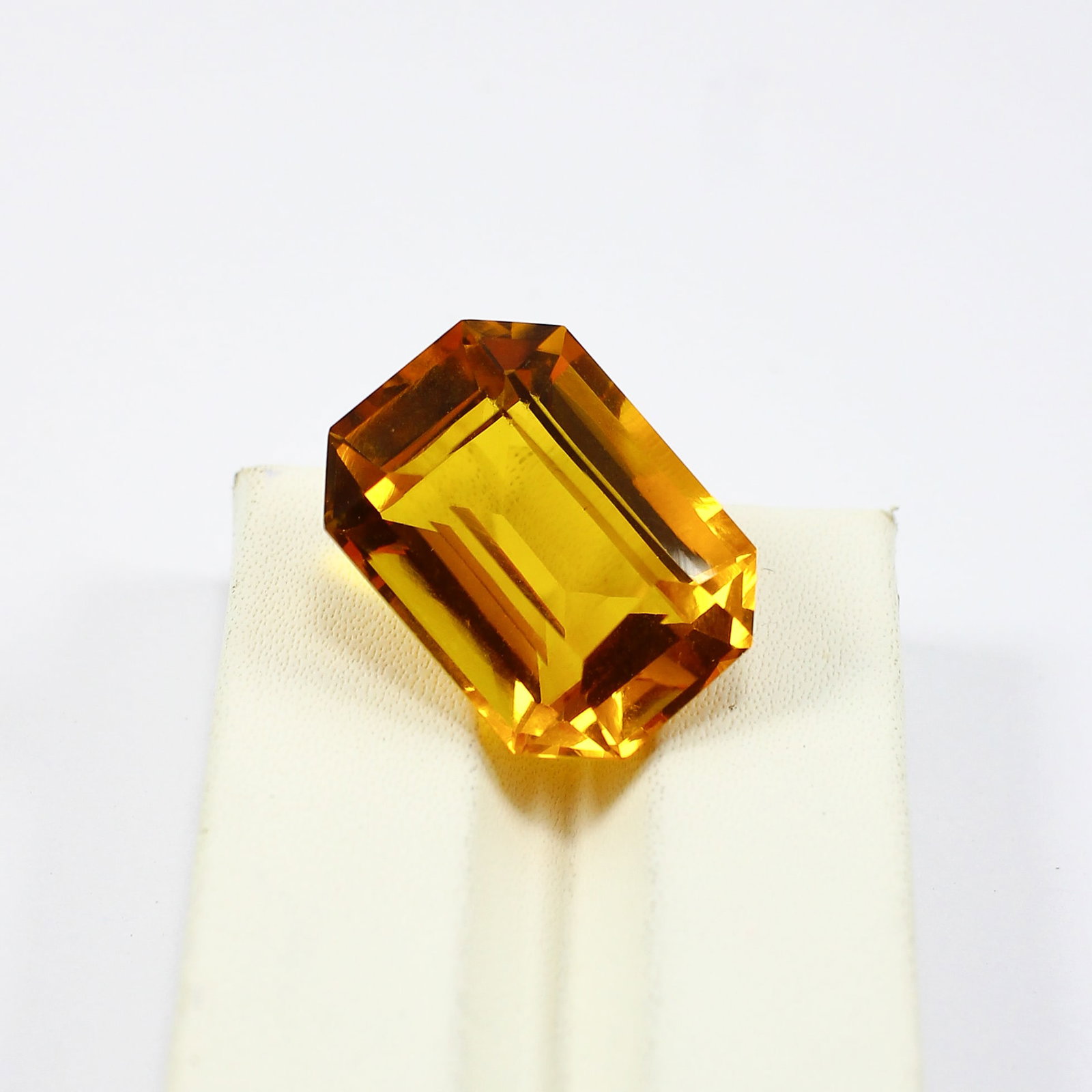 Citrine Octagon Faceted Cut 23.14 Cts Gemstone: Citrine Octagon Faceted Cut 23.14 Cts Gemstone Gemstone : Citrine Shape : Octagon Size : 20X15X11 MM Color : Golden Yellow Type : Faceted Cut Quantity : 1 Piece Weight : 23