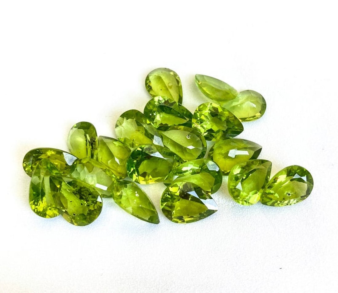 Peridot 11x8 MM Pear Faceted Cut 15 Pieces: Natural Peridot 11x8 MM Pear Faceted Cut 15 Pieces Gemstone : Peridot Shape : Pear Size : 11x8 MM Color : Green Type : Faceted Cut Quantity : 15 Pieces Weight : 36.75 C