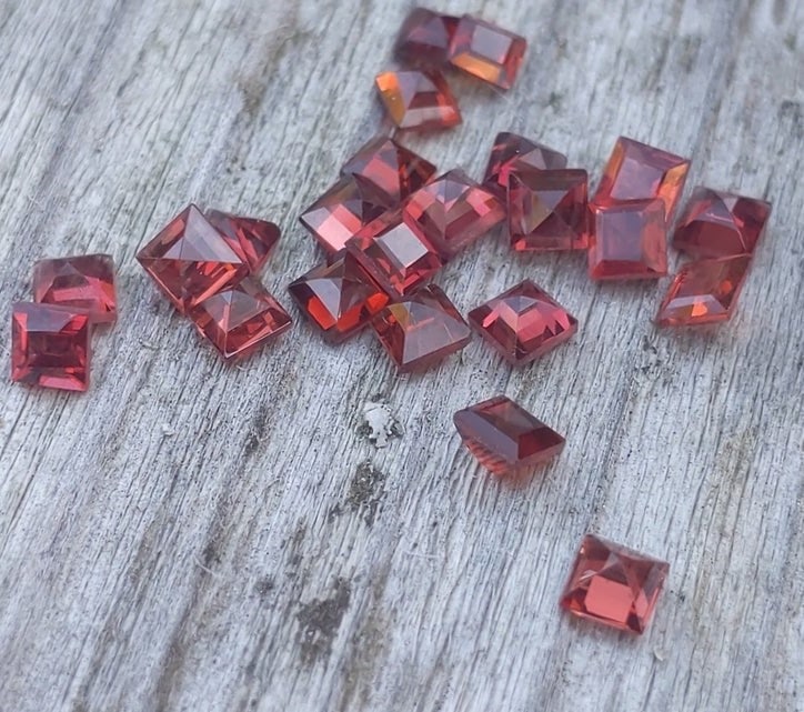 Red Garnet 5 MM Square Faceted Cut 50 Pieces: Natural Red Garnet 5 MM Square Faceted Cut 50 Pieces Gemstone : Red Garnet Shape : Square Size : 5 MM Color : Red Type : Faceted Cut Quantity : 50 Pieces Weight : 37 Ca
