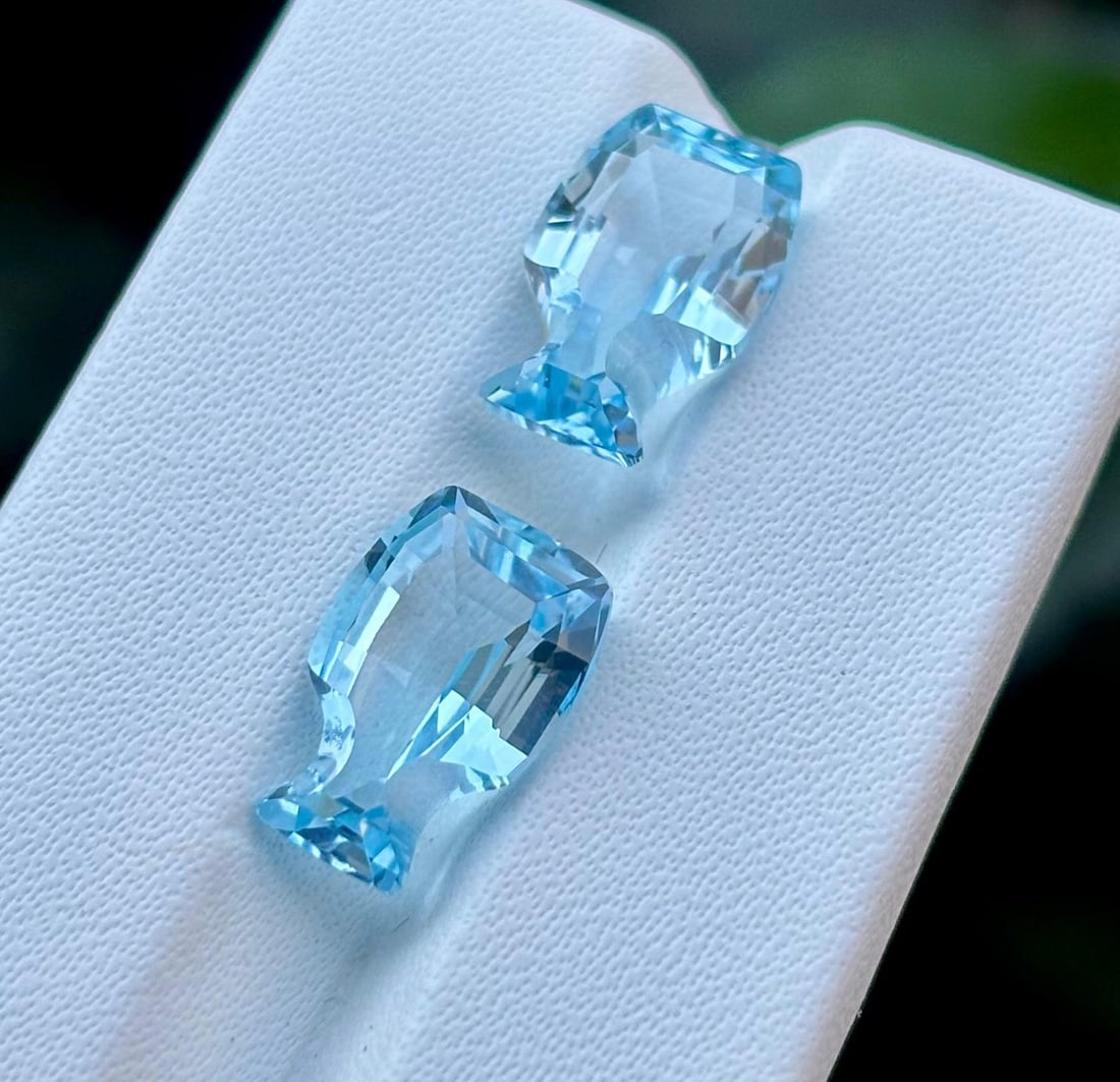 Natural Blue Topaz Bottle Shape Hand Cut 8.95 Cts. Pair: Natural Blue Topaz Bottle Shape Hand Cut 8.95 Cts. Pair Blue Topaz Shape : Bottle Shape Size : 12x8x6 MM Color : Blue Type : Hand Cut Quantity : 2 Piece Weight : 8.95 Cara