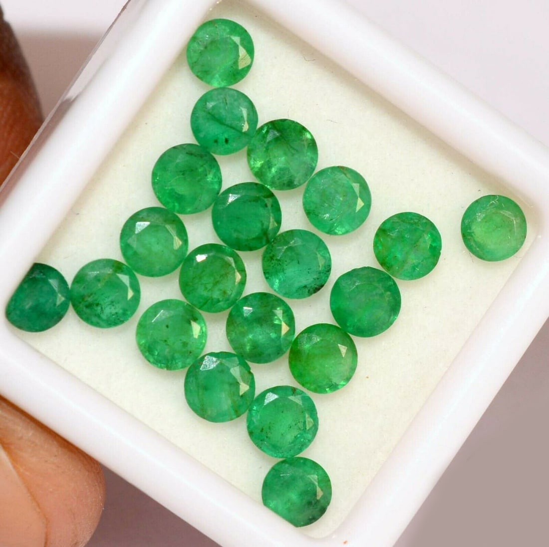 Emerald 4 MM Round Faceted Cut 50 Pieces: Natural Emerald 4 MM Round Faceted Cut 50 Pieces Gemstone : Emerald Shape : Round Size : 4 MM Color : Green Type : Faceted Cut Quantity : 50 Pieces Weight : 11.8 Carats