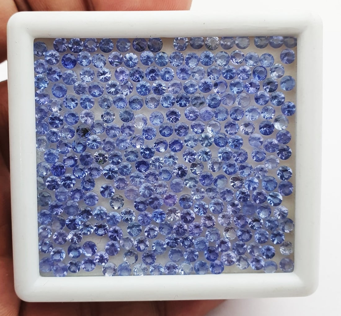 Tanzanite 1.5 MM Round Faceted Cut 100 Pieces: Natural Tanzanite 1.5 MM Round Faceted Cut 100 Pieces Gemstone : Tanzanite Shape : Round Size : 1.5 MM Color : Blue Type : Faceted Cut Quantity : 100 Pieces Weight : 2