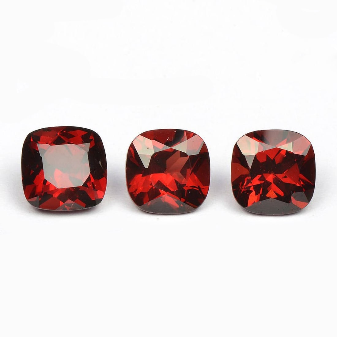 Red Garnet 7x7 MM Cushion Faceted Cut 15 Pieces: Natural Red Garnet 7x7 MM Cushion Faceted Cut 15 Pieces Gemstone : Red Garnet Shape : Cushion Size : 7x7 MM Color : Red Type : Faceted Cut Quantity : 15 Pieces Weight :