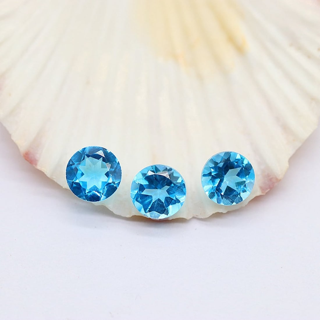 Swiss Blue Topaz 4 MM Round Faceted Cut 50 Pieces: Natural Swiss Blue Topaz 4 MM Round Faceted Cut 50 Pieces Gemstone : Swiss Blue Topaz Shape : Round Size : 4 MM Color : Blue Type : Faceted Cut Quantity : 50 Pieces Weight